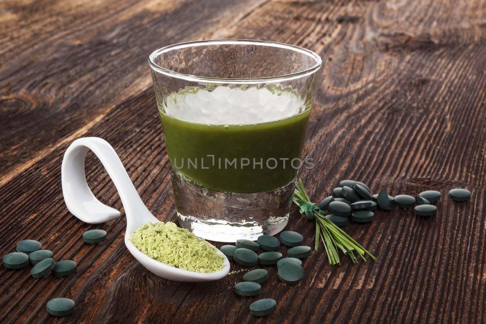 Spirulina, chlorella, barley and wheatgrass. Green supplement, superfood detox.