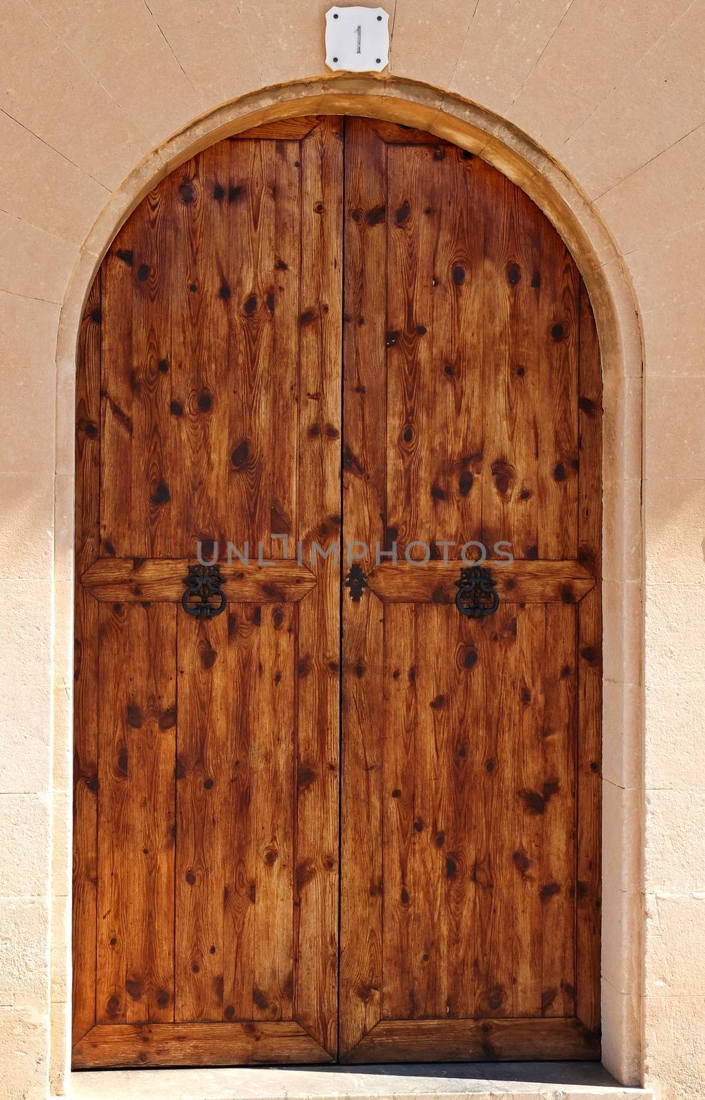 Oval wooden doors by antenacarnidlo