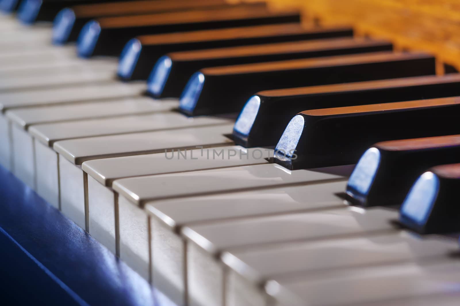 Piano keys by f/2sumicron