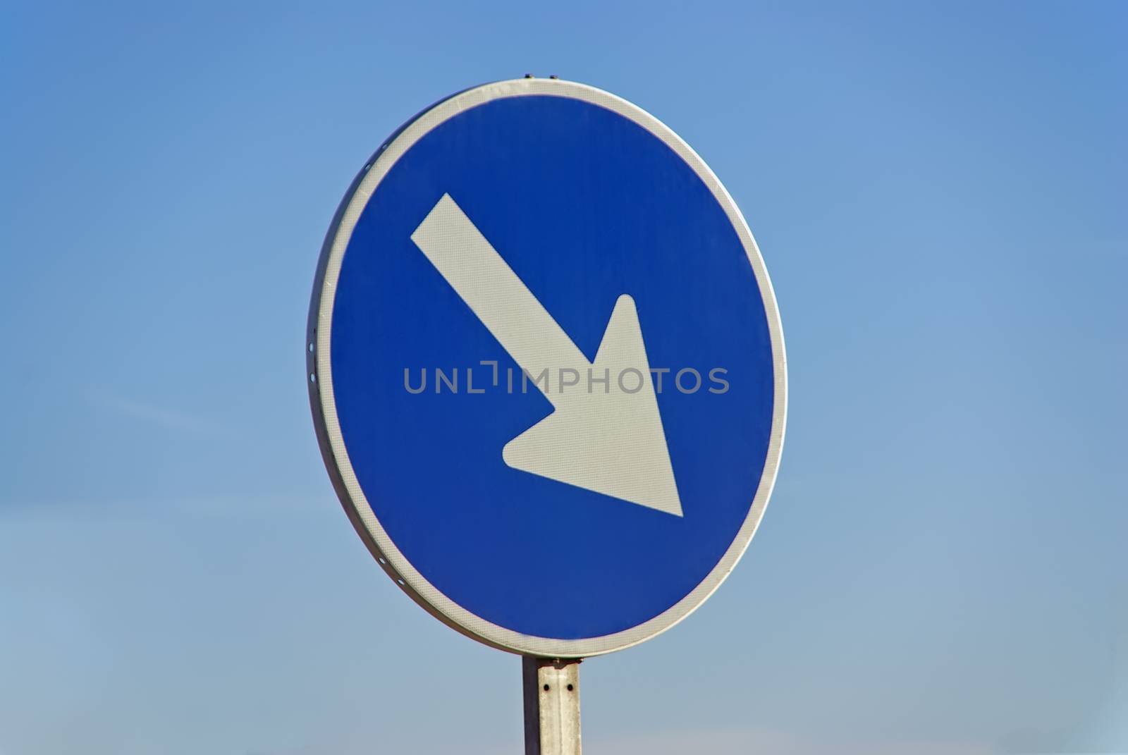 Mandatory road sign indicating "pass on right"