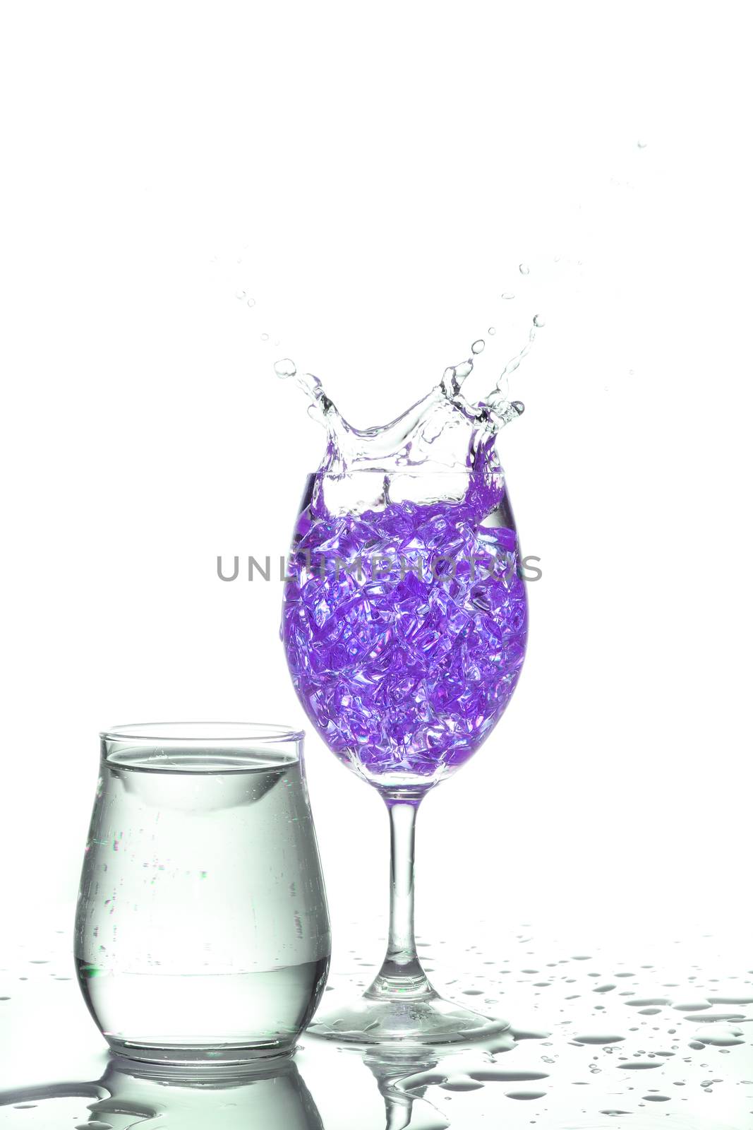 splashing champagne by panuruangjan