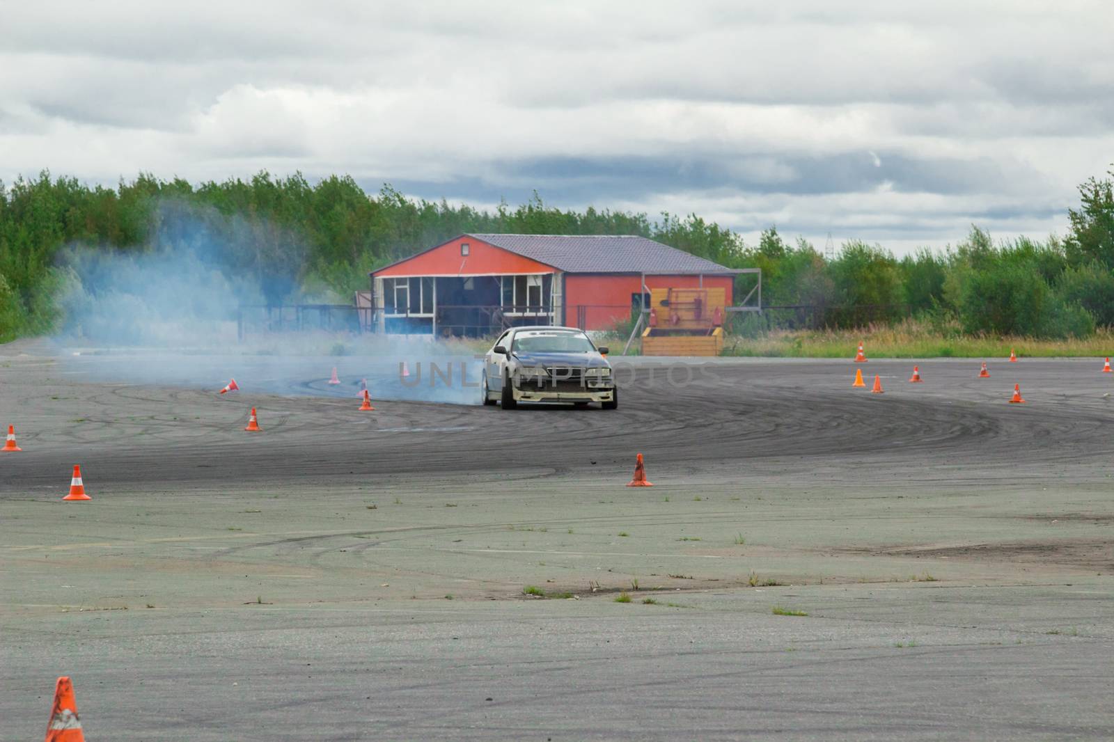 Cornering technique with the use of a controlled drift at the maximum speed    