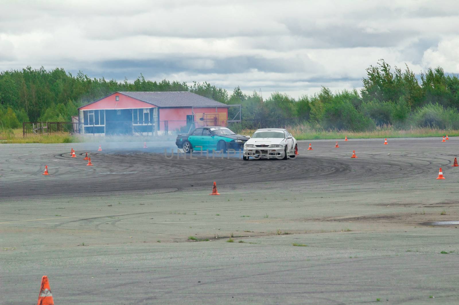 Cornering technique with the use of a controlled drift at the maximum speed    