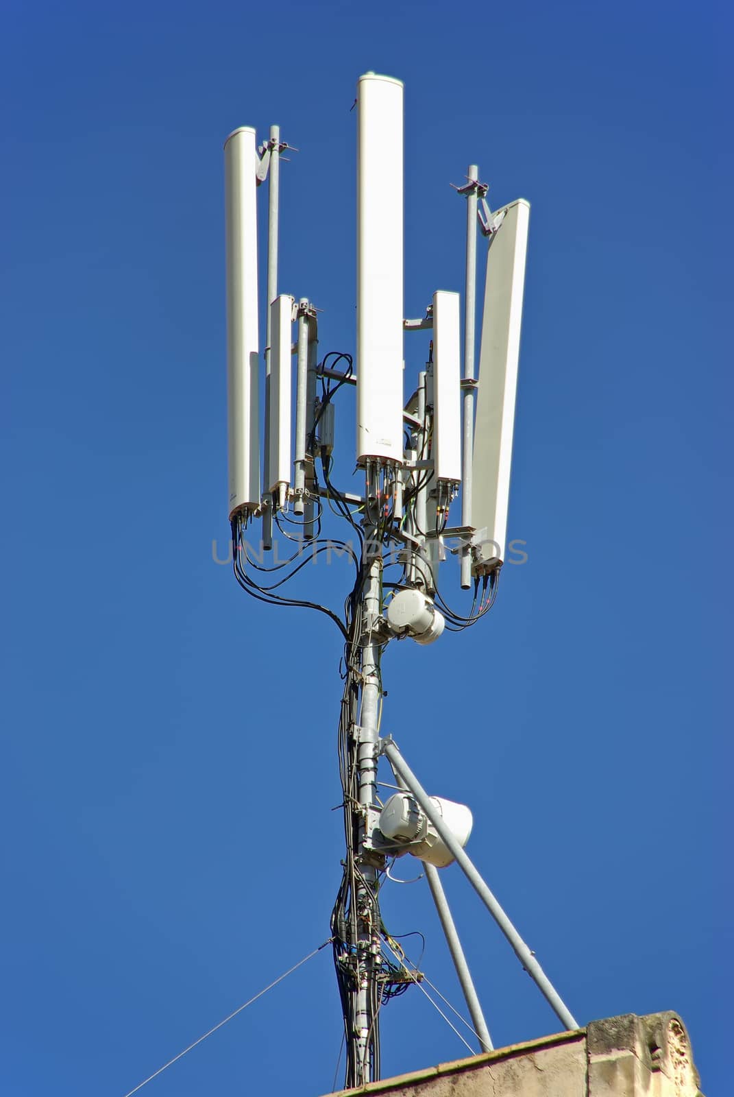 Antenna used to repeat the signal on a mobile telephony network