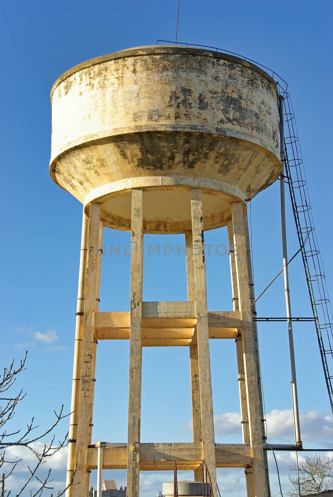 Big emergency water tank elevated over a mortar structure