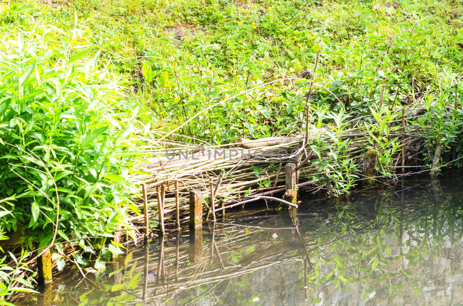 Fascines are used to ward off fractures and embankment erosion.