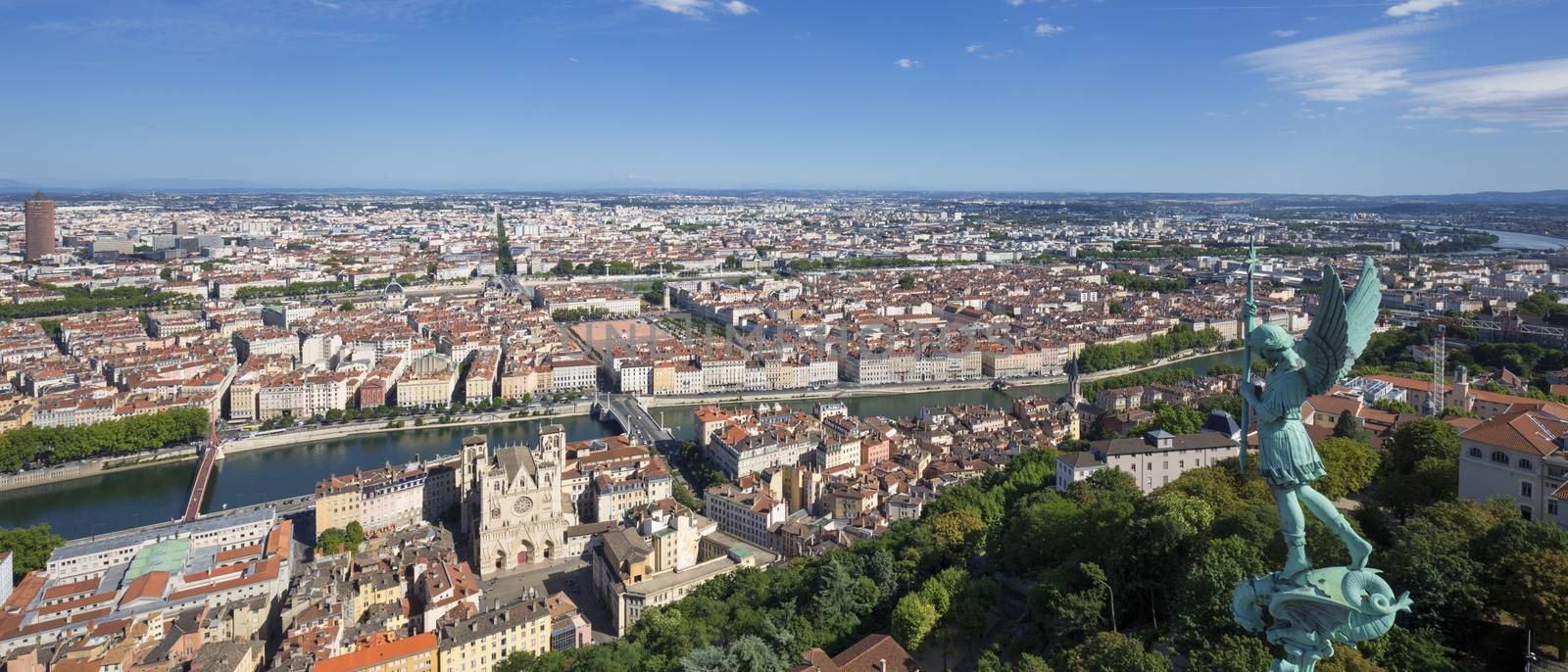 Panoramic view of Lyon  by vwalakte