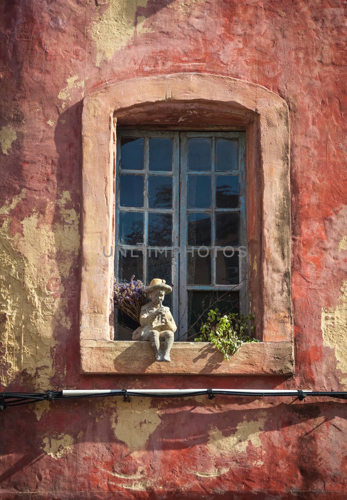 House facades in the old town of L'Isle sur la Sorgue in Provence