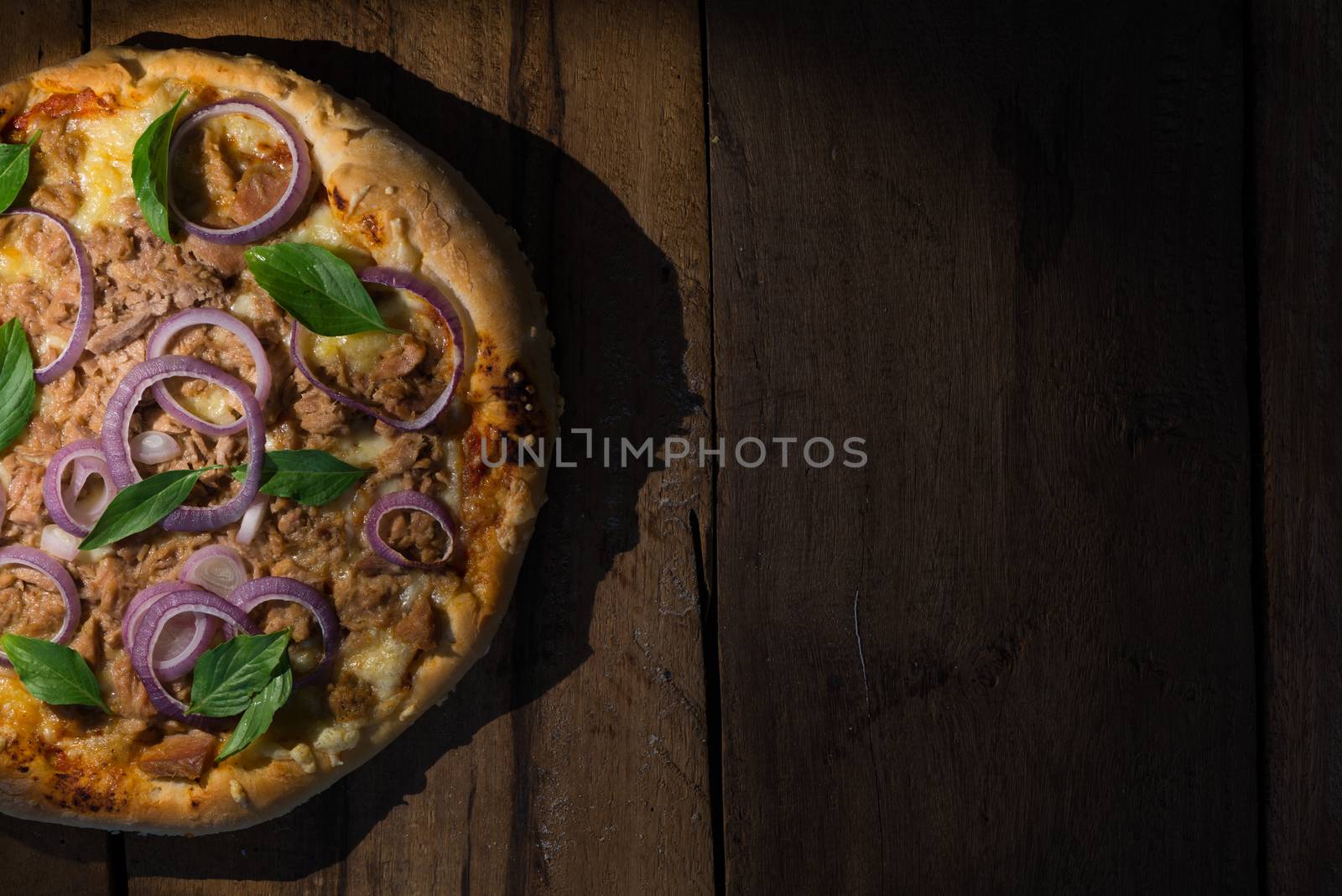 Tuna pizza by p.studio66