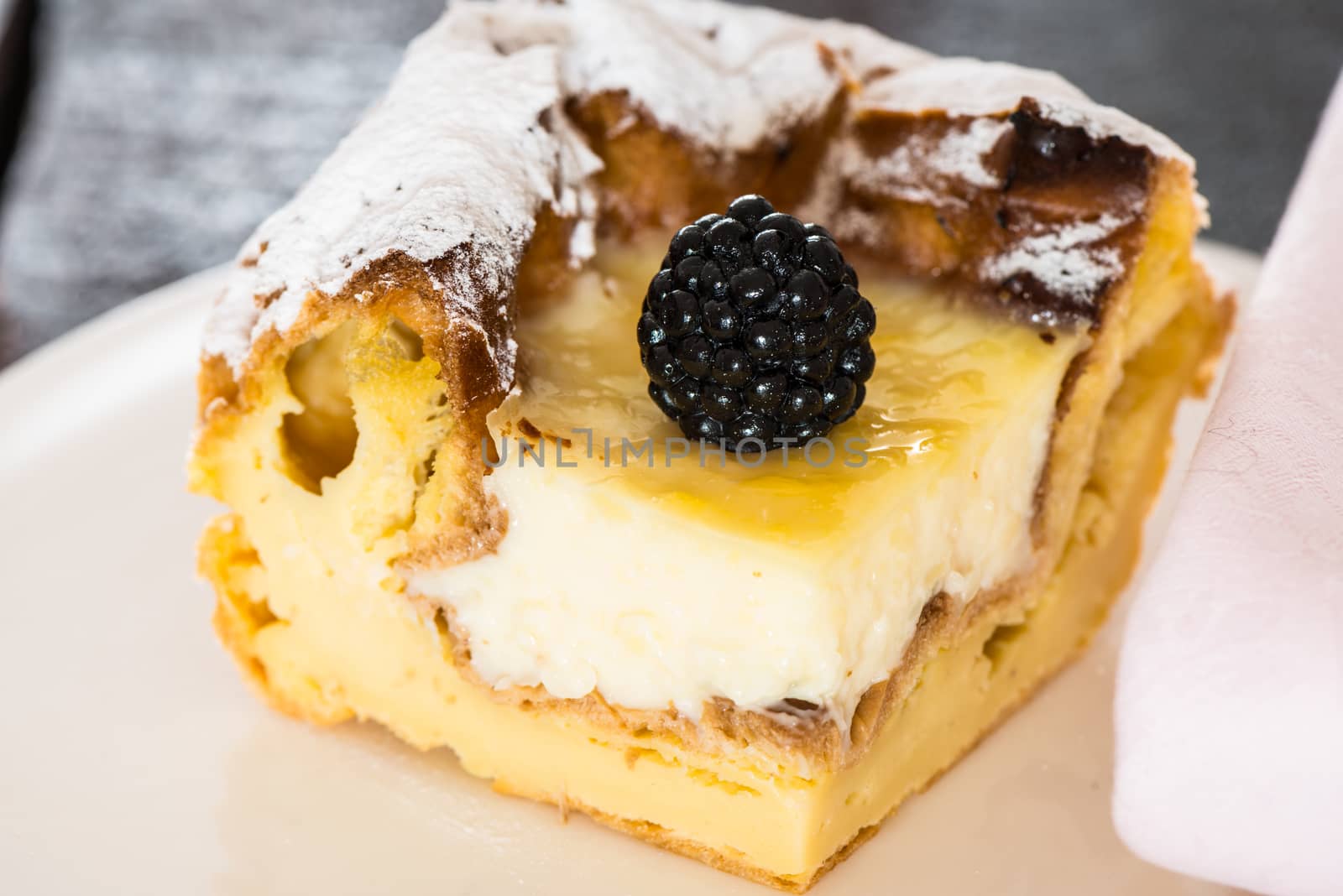 eclair cake with pudding and blackberry