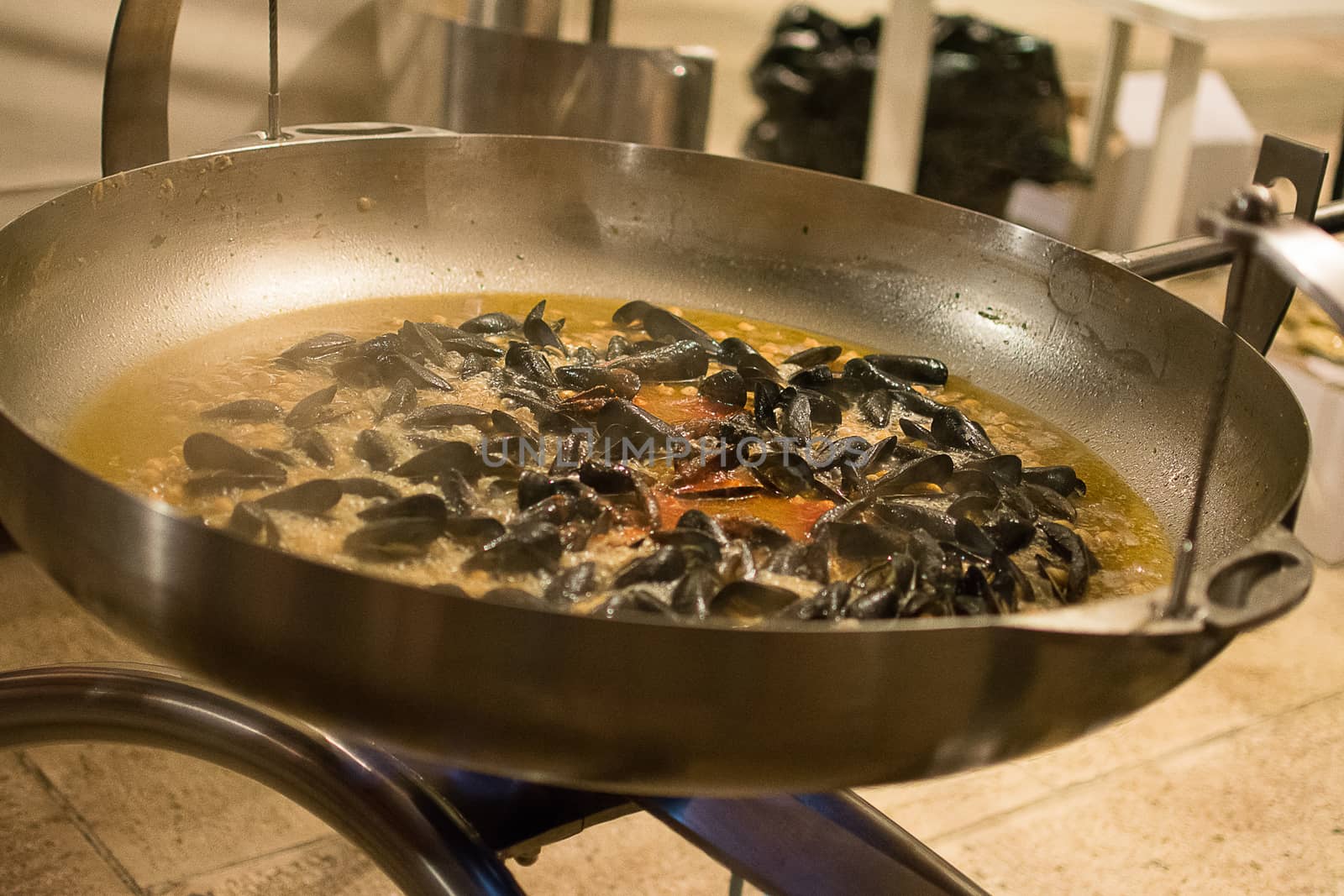 Cooking mussels by cedicocinovo