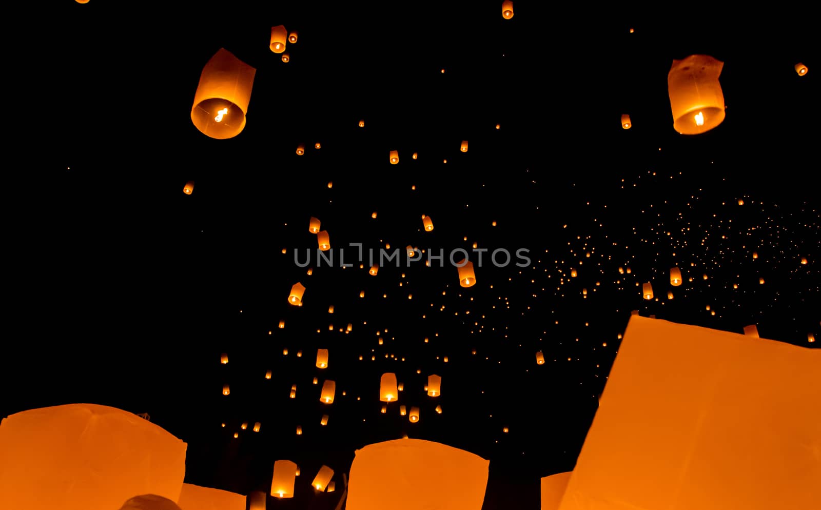 Floating lantern, Yi Peng Balloon Festival in Chiangmai, Thailan by pixbox77