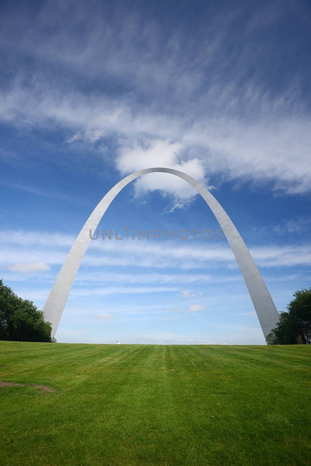 gateway arch in Saint Louis with blue sky and clouds