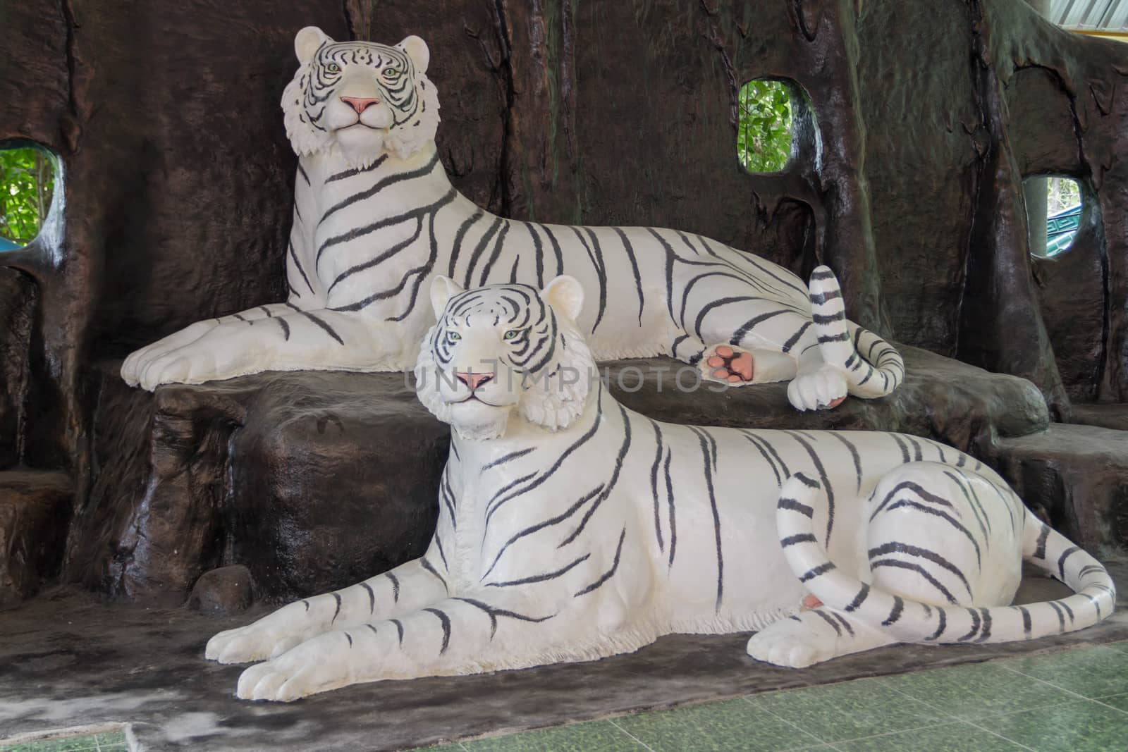 White tiger statue by phatpc