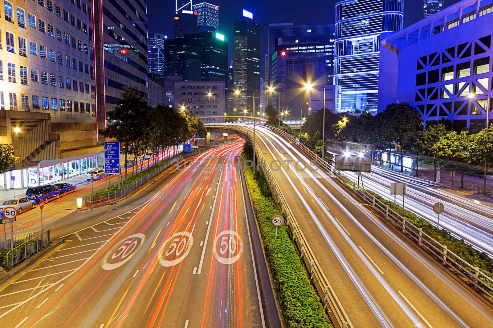 busy traffic night by cozyta