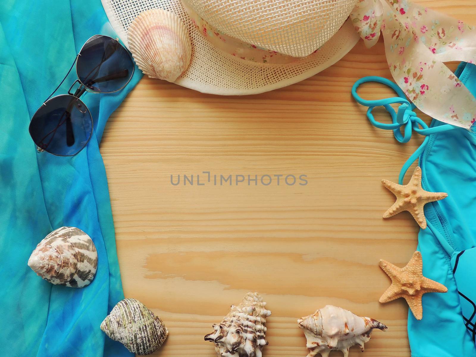 Summer sea composition on wooden background with empty space in the middle.






Summer sea composition on wooden background with empty space in the middle.