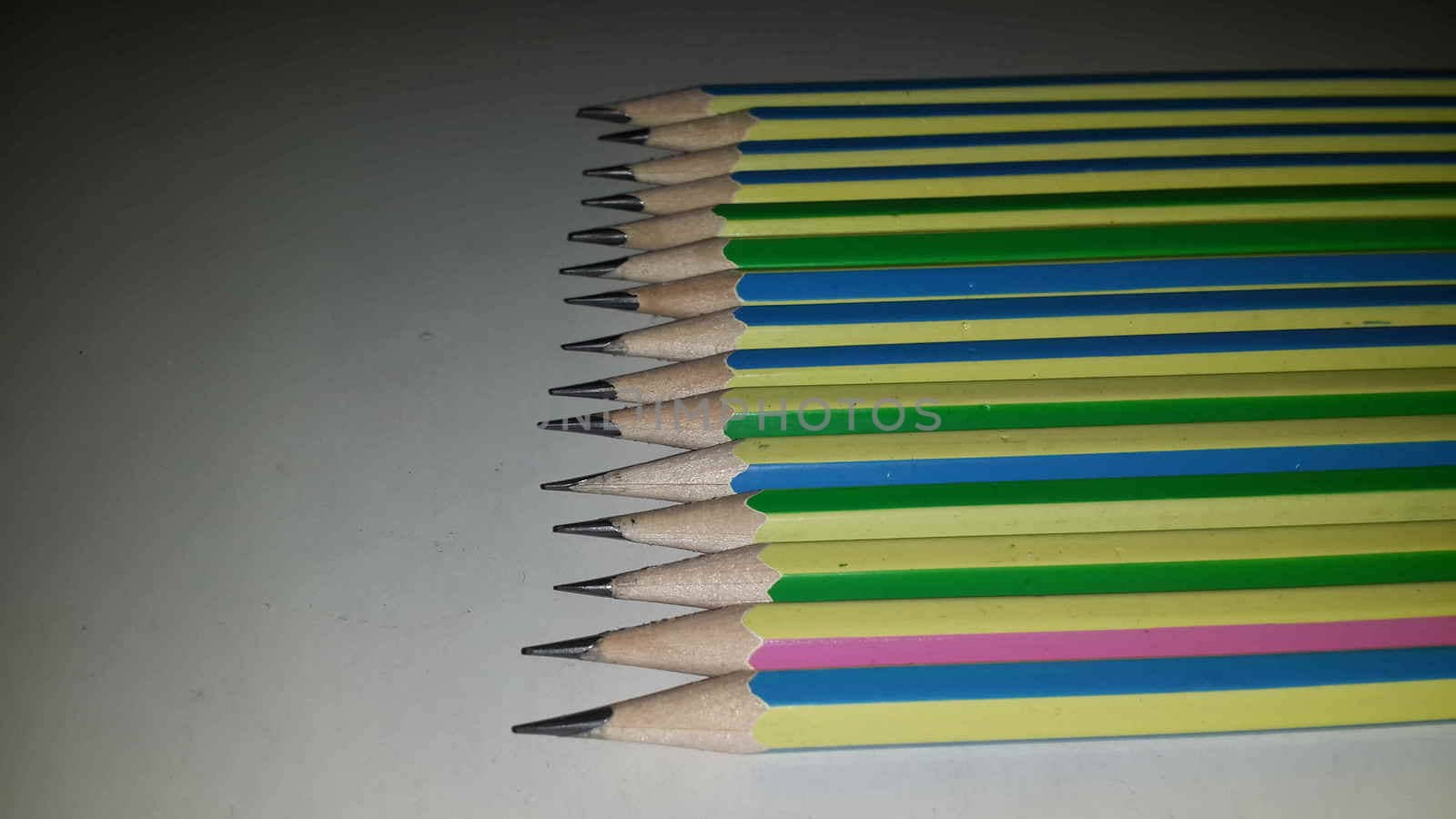 Is written in pencil Or media arts Usually made of solid pigment and narrow pencil meat inside the shell that protects it from breaking or leaving a mark on the hand during use.
Pencil marks created by graffiti. Leaving solid material pencil with a pencil, paper or other surfaces that differ from the pen. To spread the footprint of liquid or gel ink onto paper with a lighter.