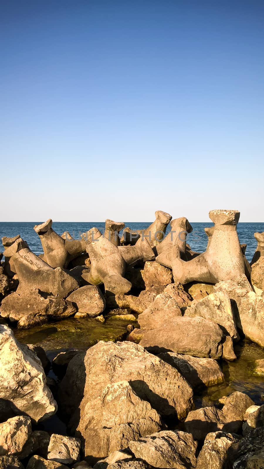 Artificial rocks to subdue the sea