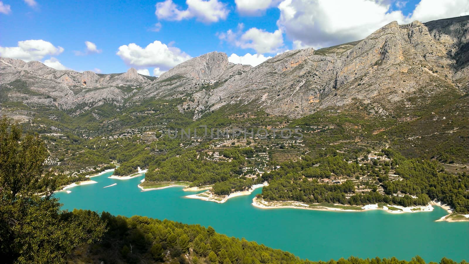 Photo representing a view from above of Guadalest Reervoir
