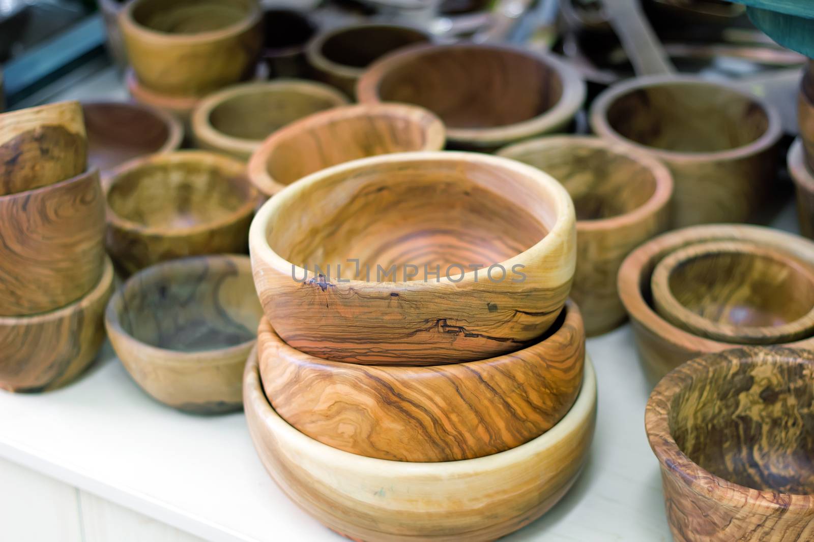 The storefront shows the original dishes from different types of wood, handcrafted.