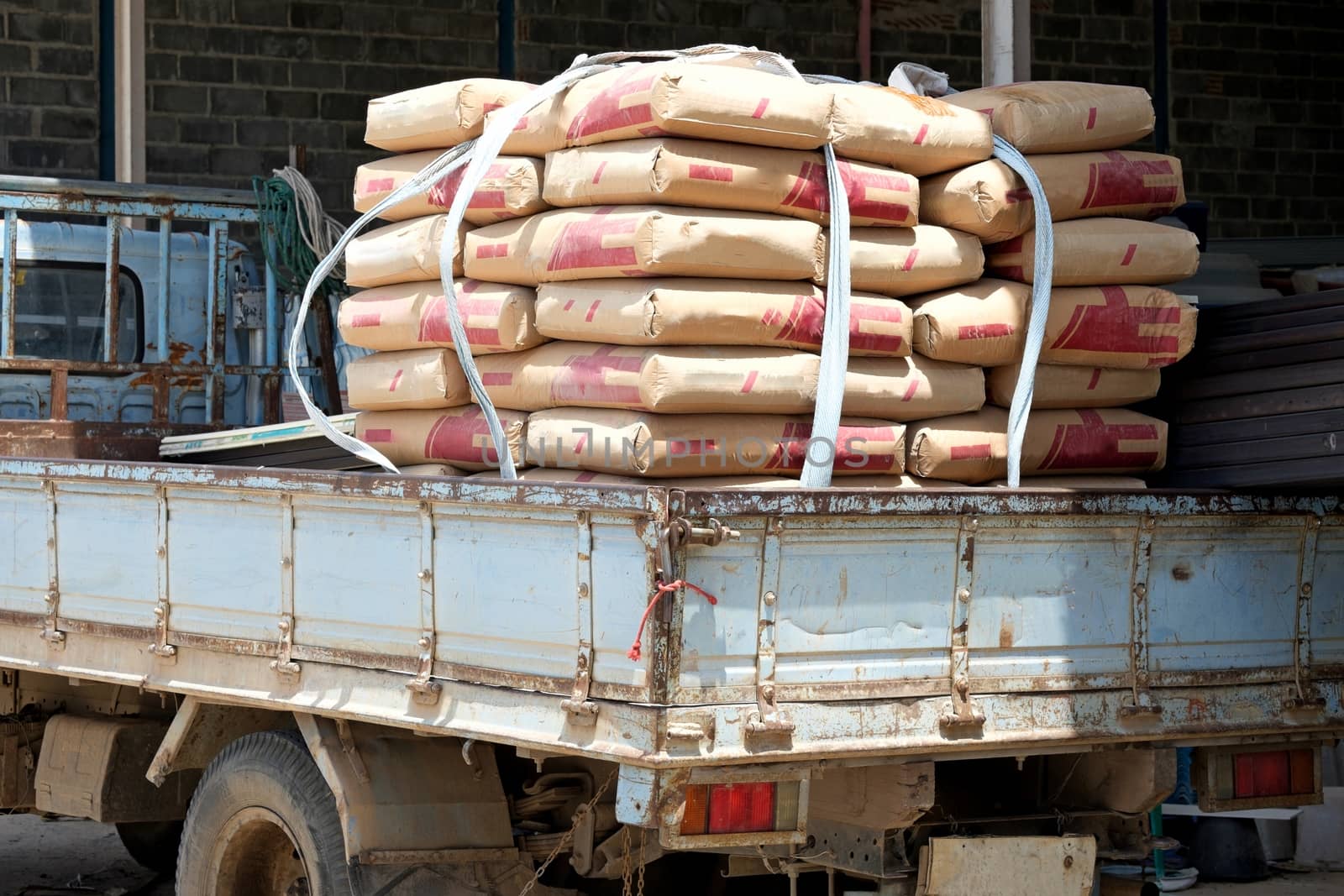 Cement bags transportation by zneb076