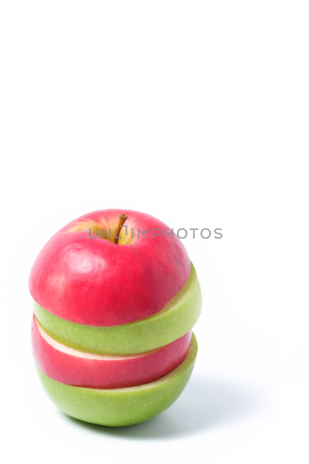Slice red and green apples by zneb076