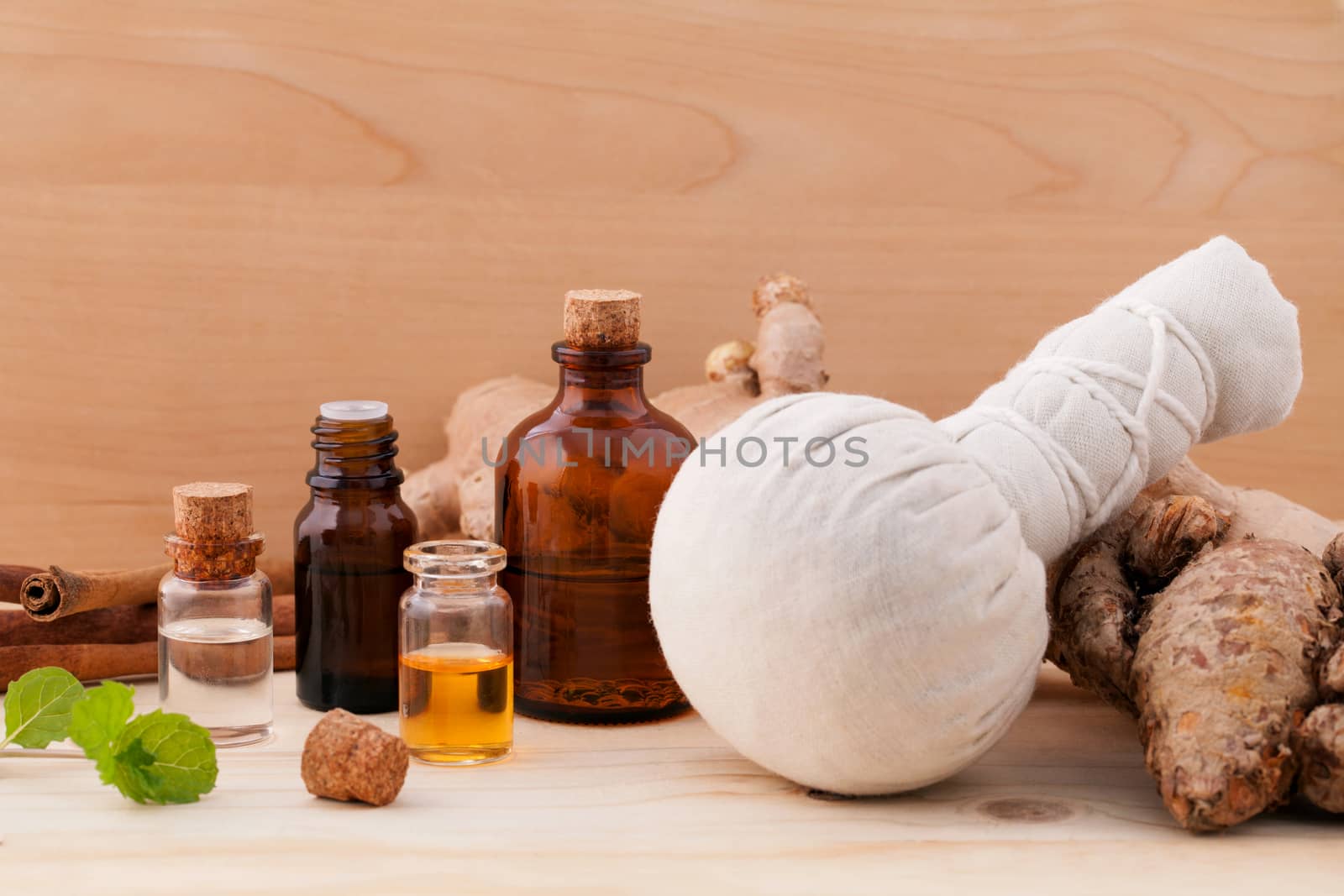 Spa Essential Oil - Natural Spas Ingredients for aroma aromatherapy.