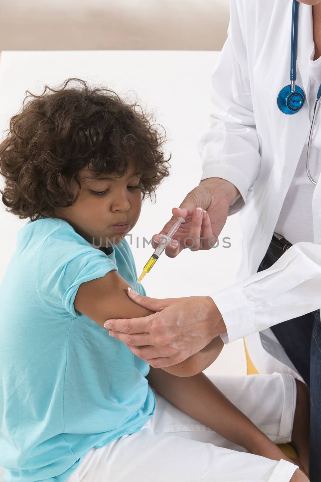 a female doctor vaccinating a child