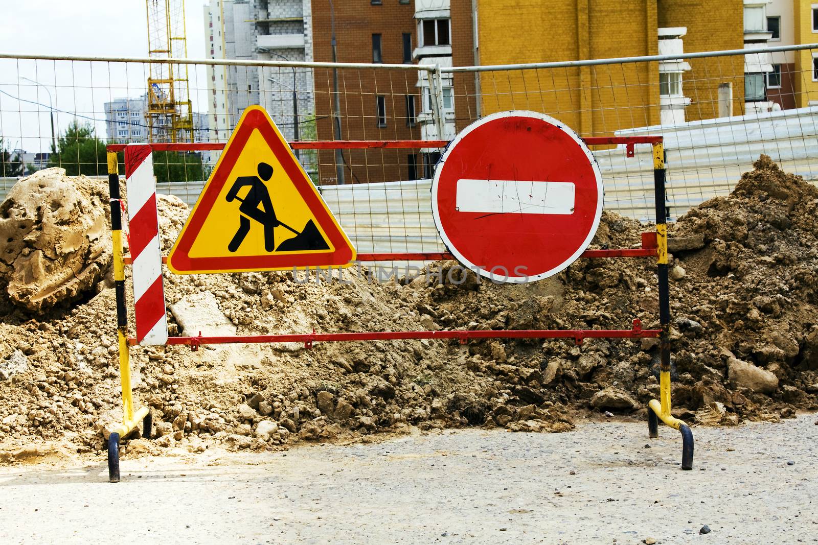 a sign prohibiting the movement near construction site