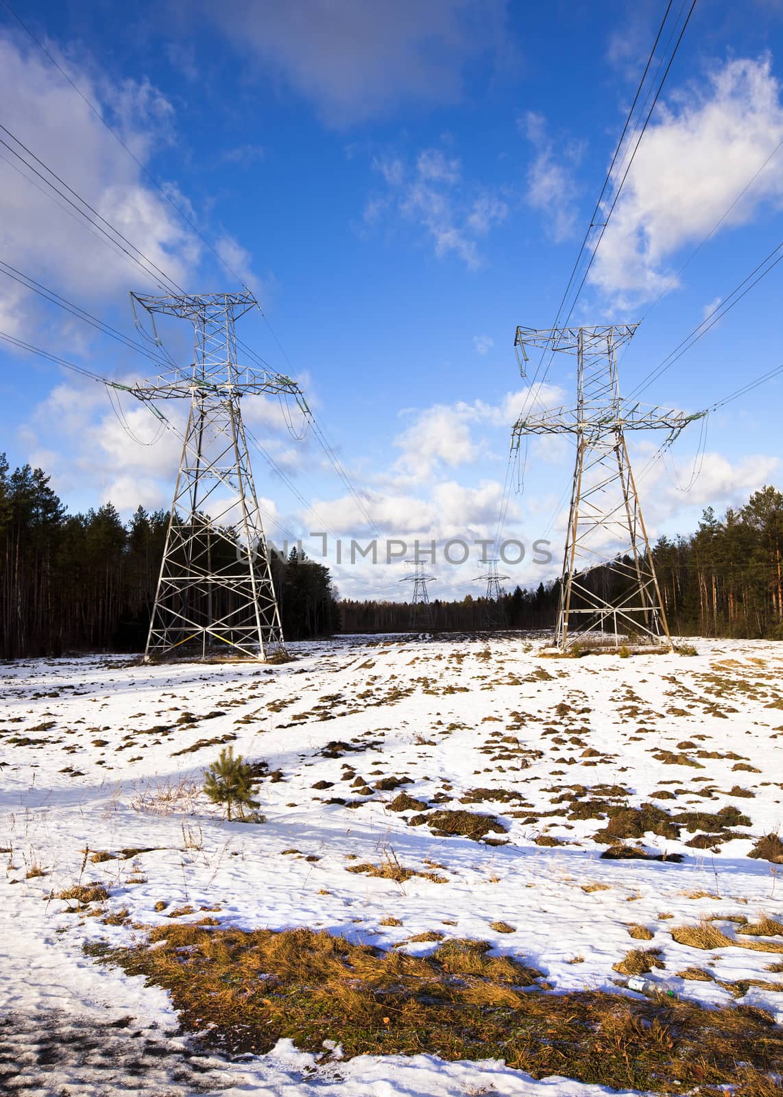  columns through which pass high-voltage lines