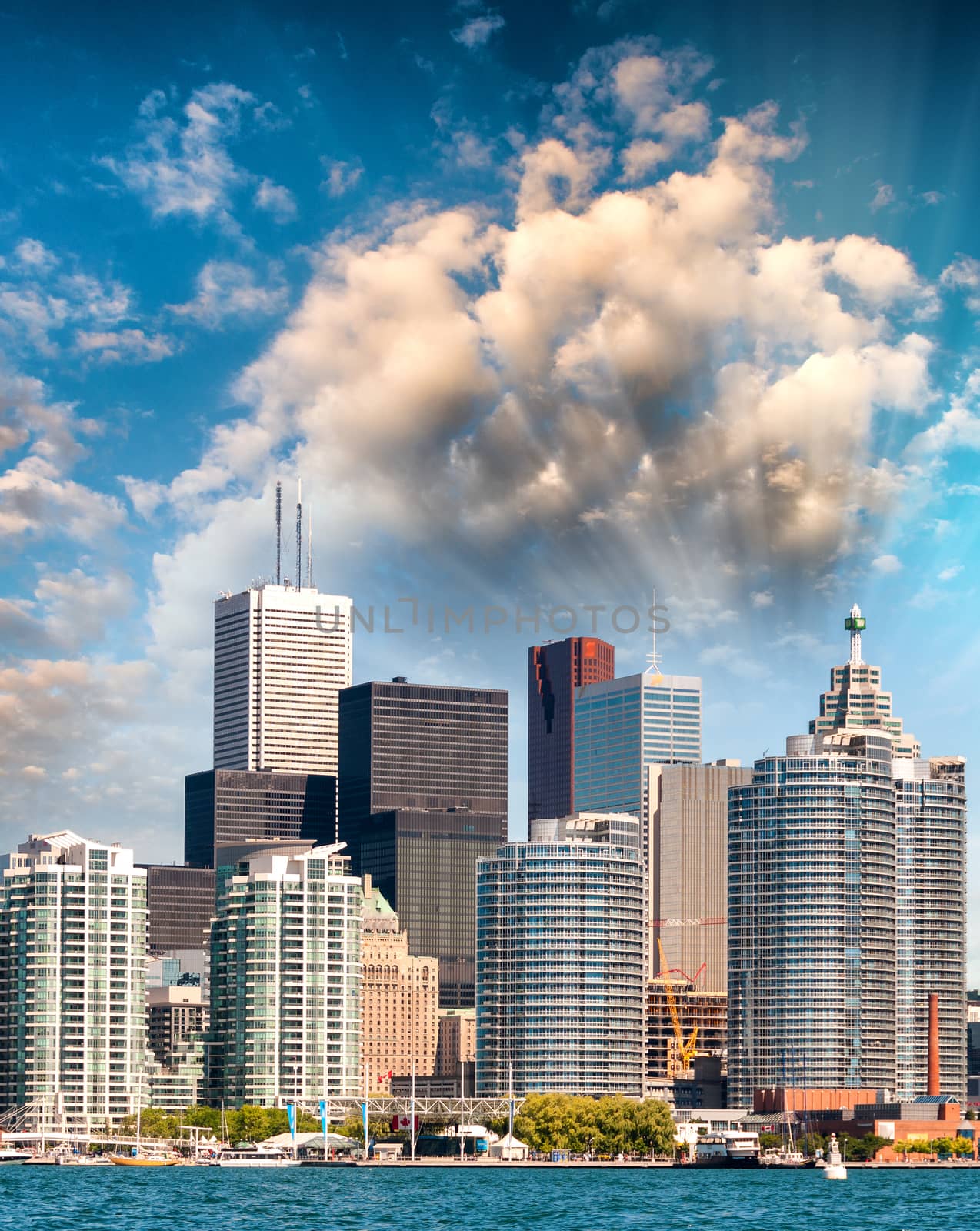 Toronto skyline by jovannig