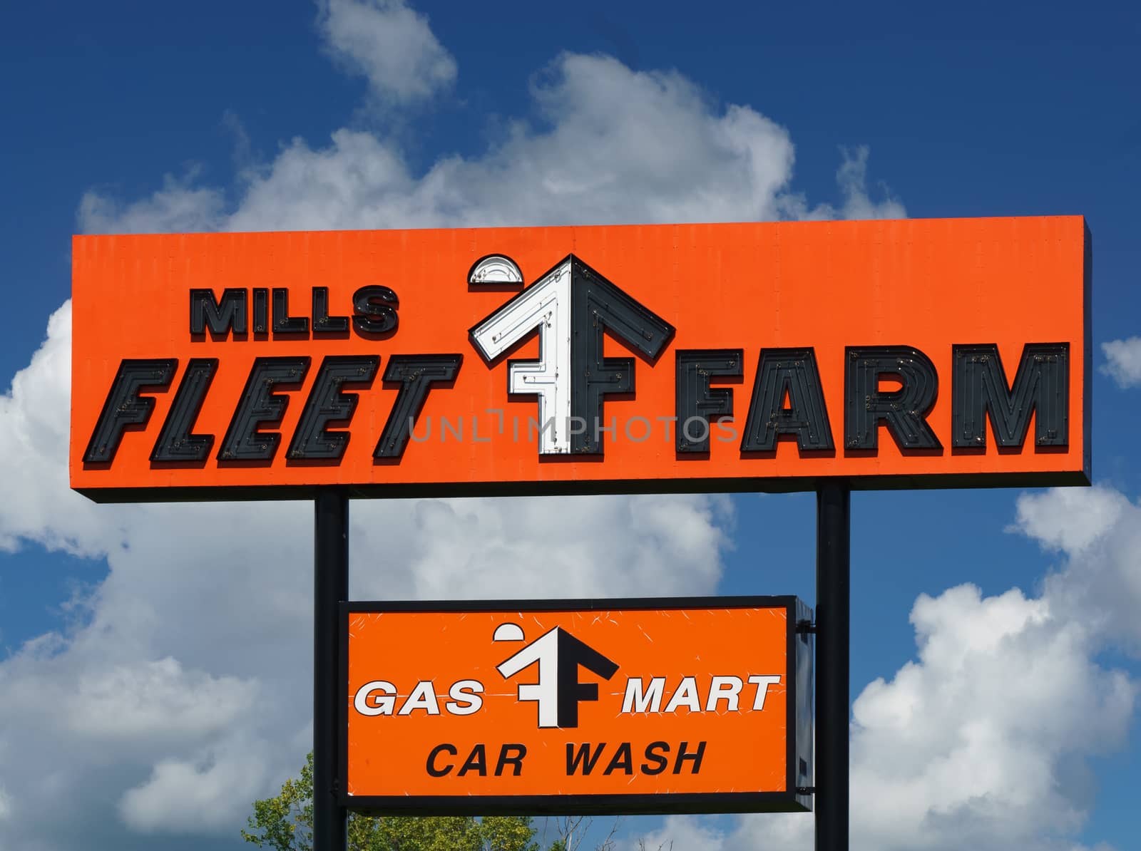 OAKDALE, MN/USA - August 10, 2015: Fleet Farm Store sign and logo. Mills Fleet Farm is a retail chain of 35 stores in the United States.