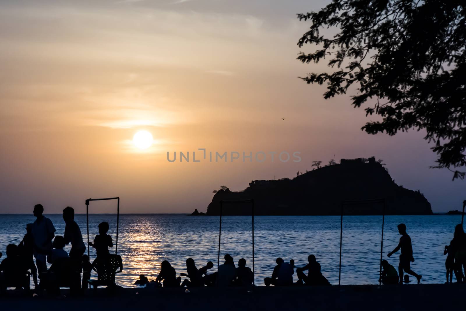 Beach silhouette by dalomo84
