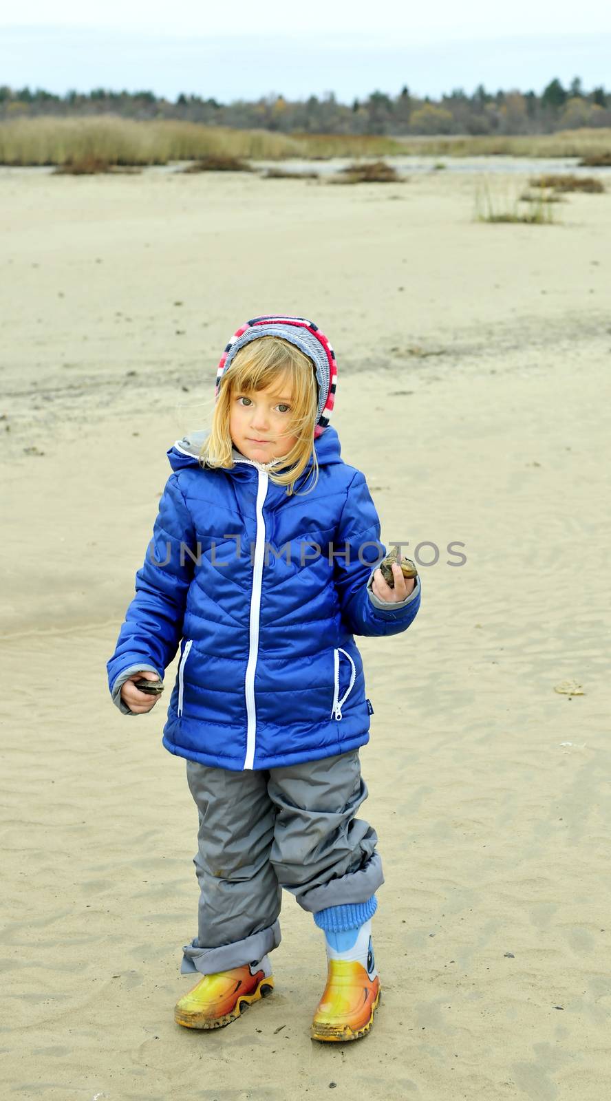 The little girl goes on the sandy coast by SURZ