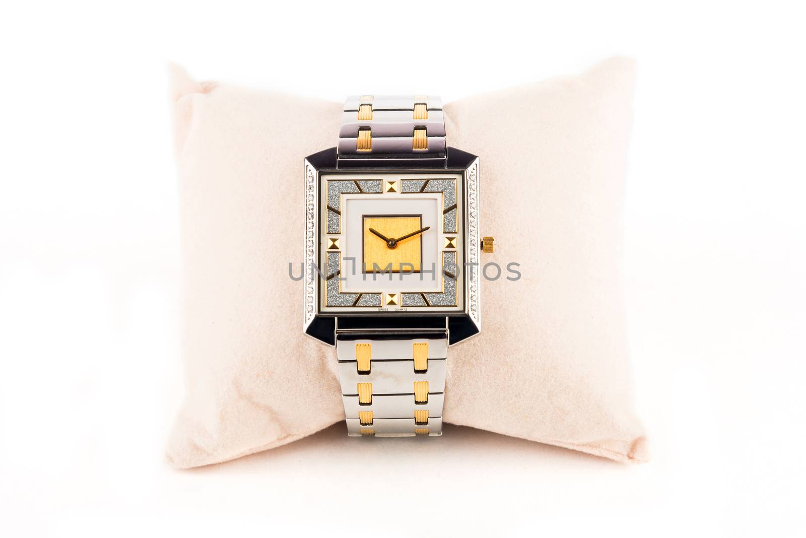 Stylish sapphire swiss quartz jewelery watch with sleek dial having diamonds