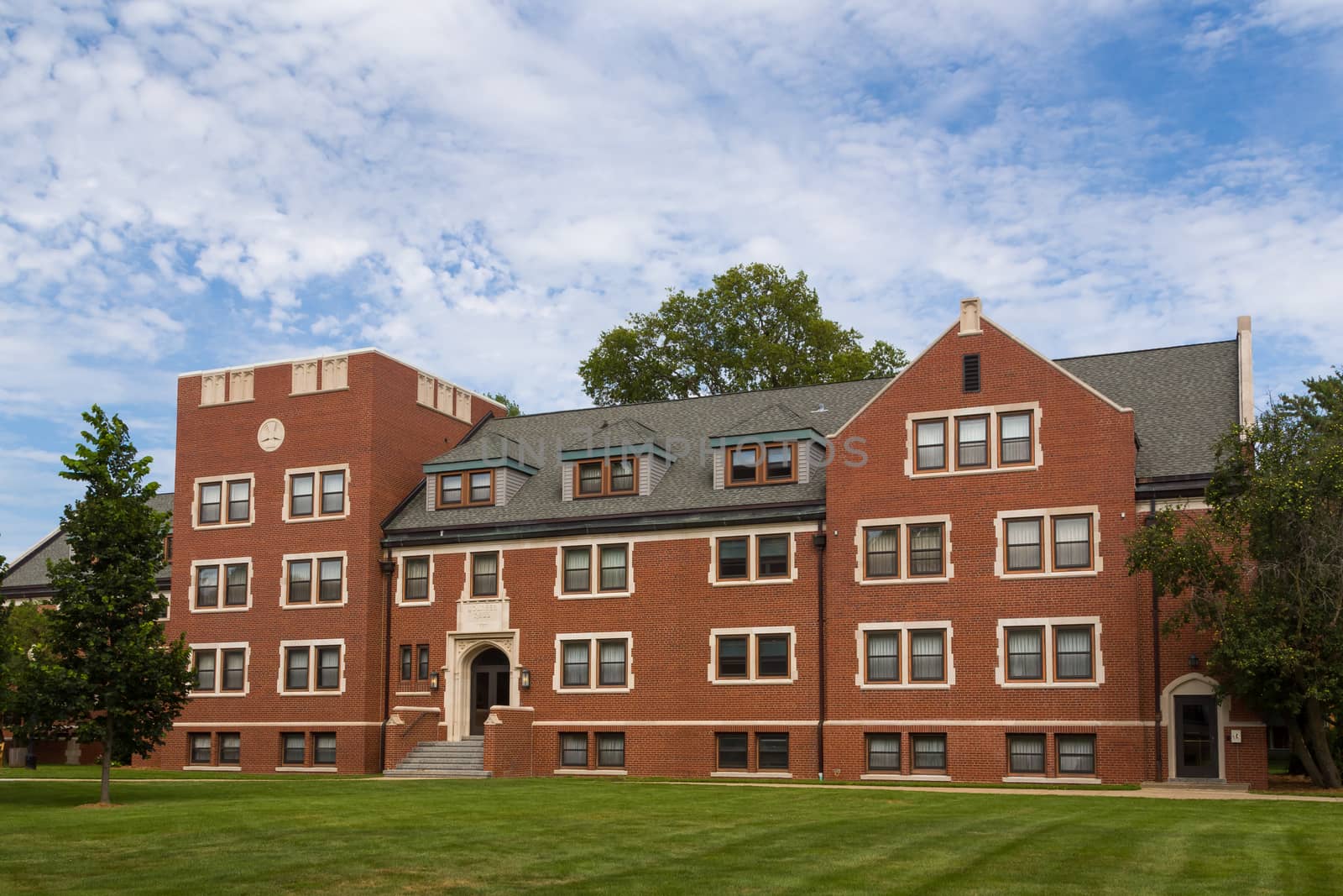 Younker Hall on the campus of Grinell College by wolterk