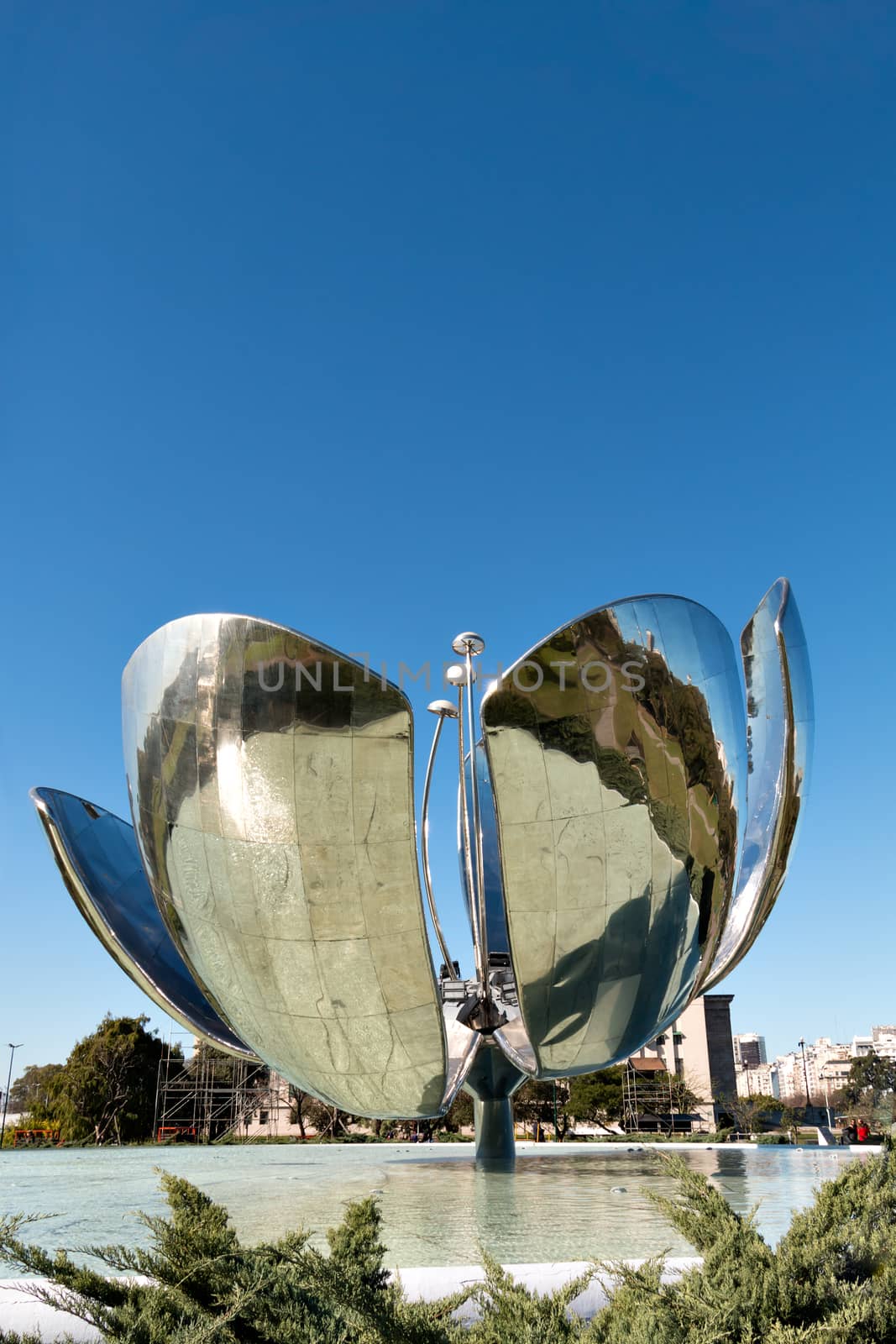 The Floralis Generica is a metal sculpture in the square of the United Nations and was designed from Eduardo Catalano