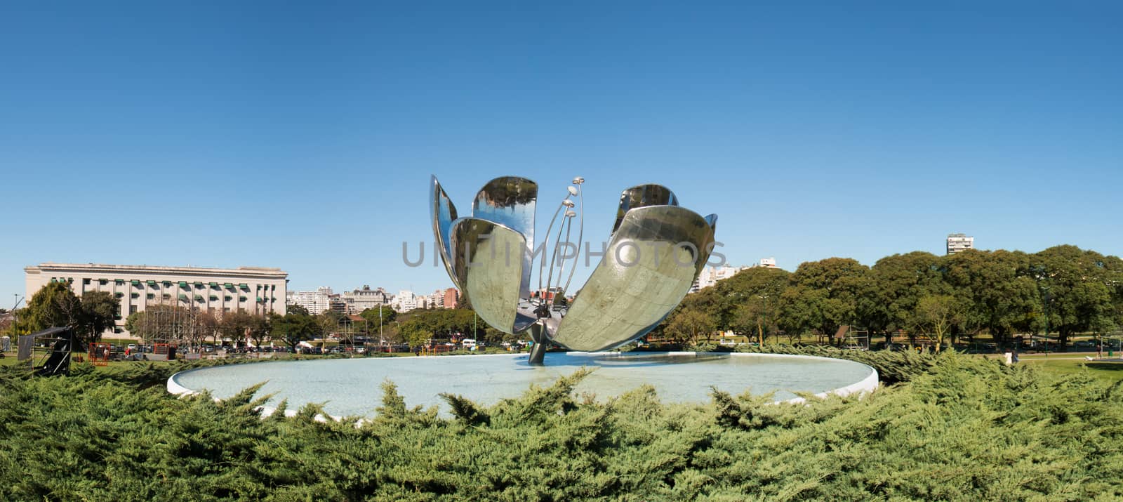 The Floralis Generica is a metal sculpture in the square of the United Nations and was designed from Eduardo Catalano