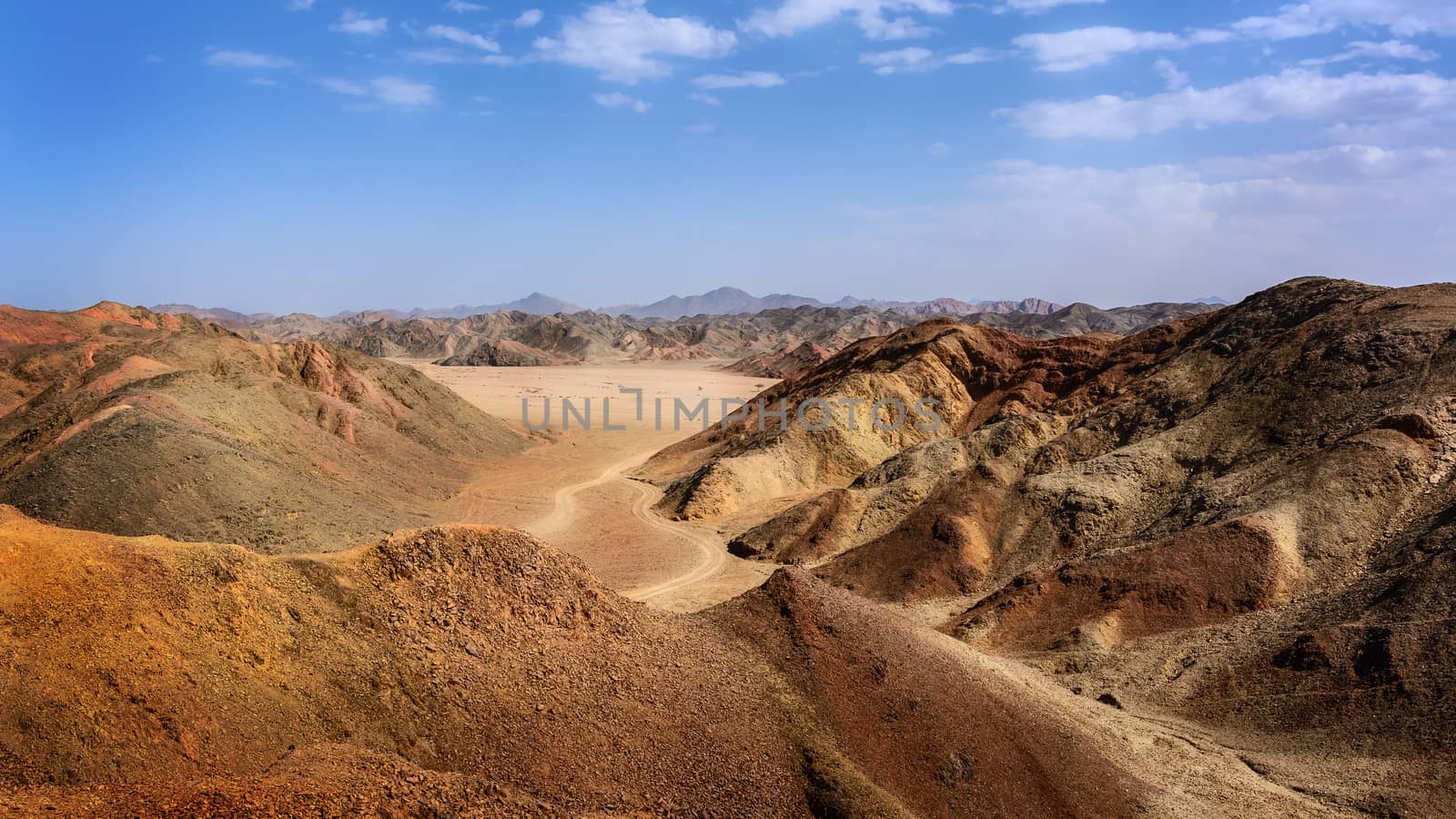 In the picture the Egyptian desert of stones with its beautiful mountains of many colors .