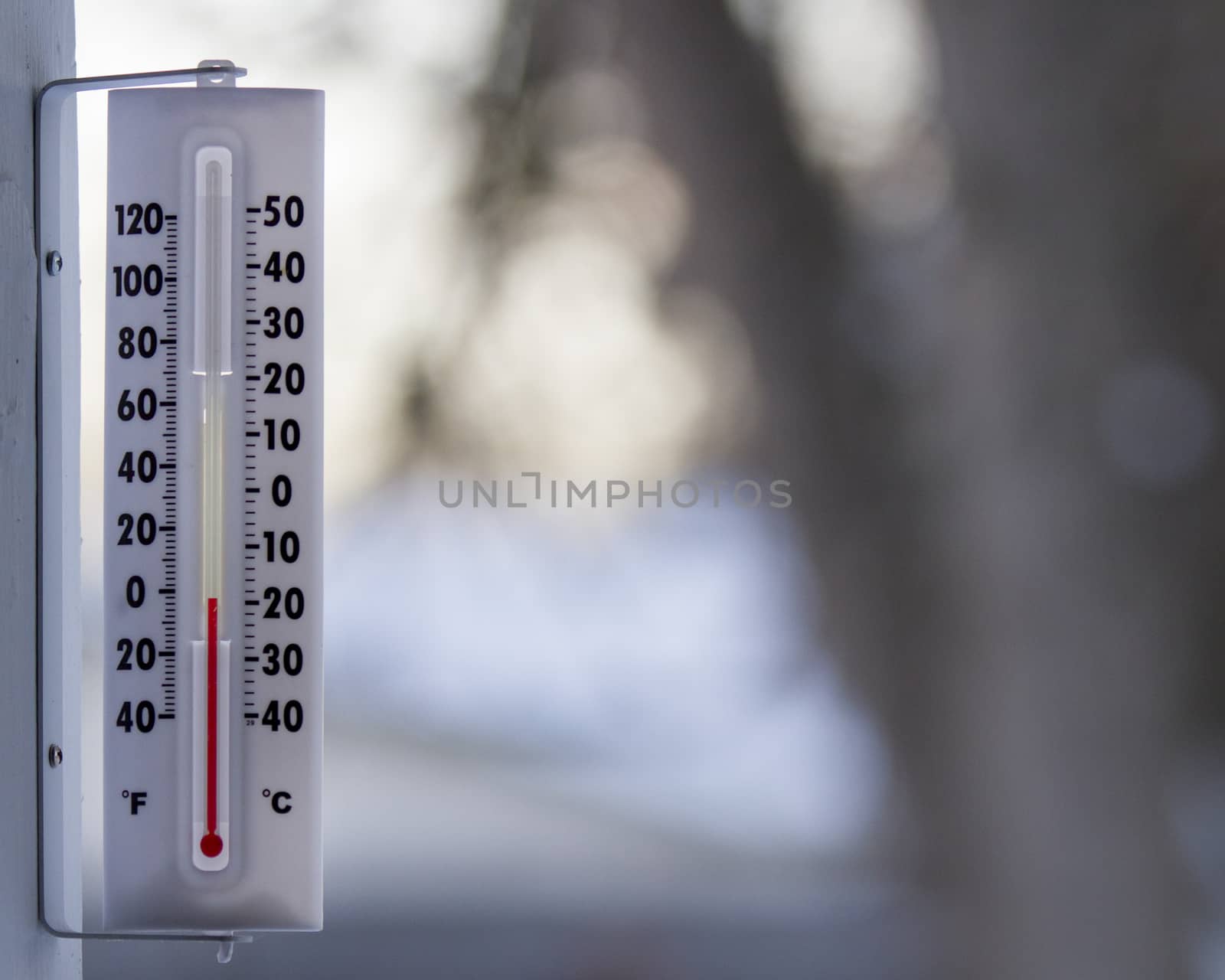 Thermometer showing temps below 0