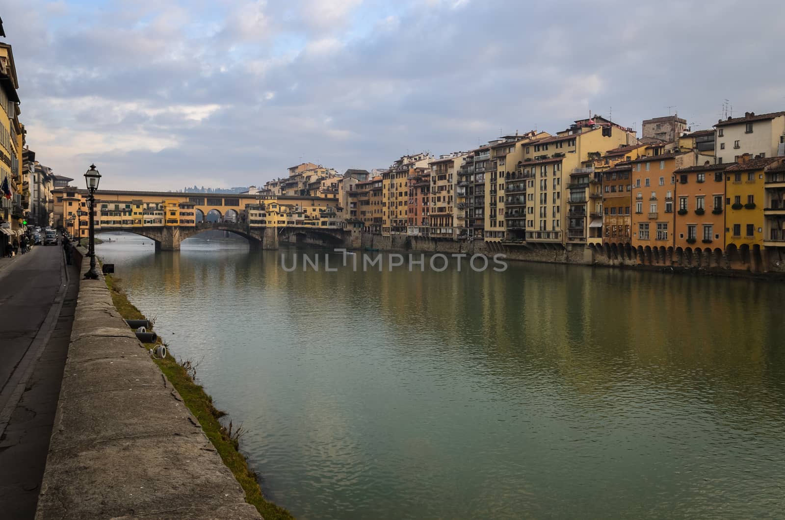 In the picture the old bridge over the River Arno , Florence .