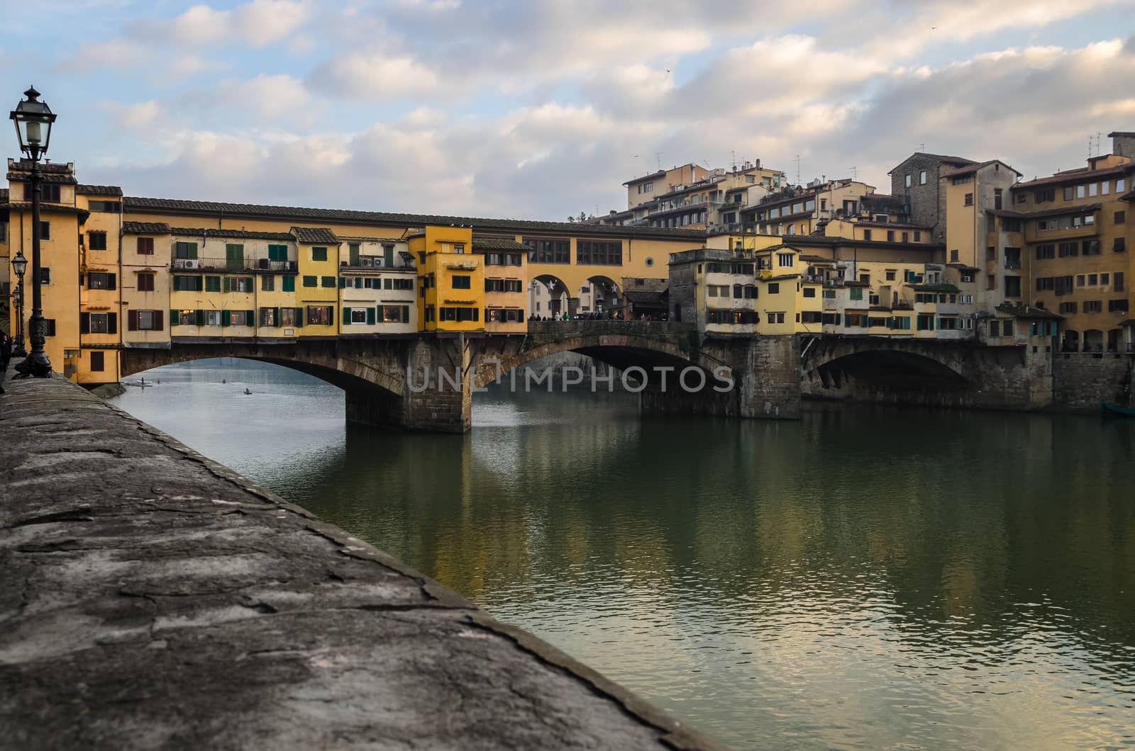 In the picture the old bridge over the River Arno , Florence .