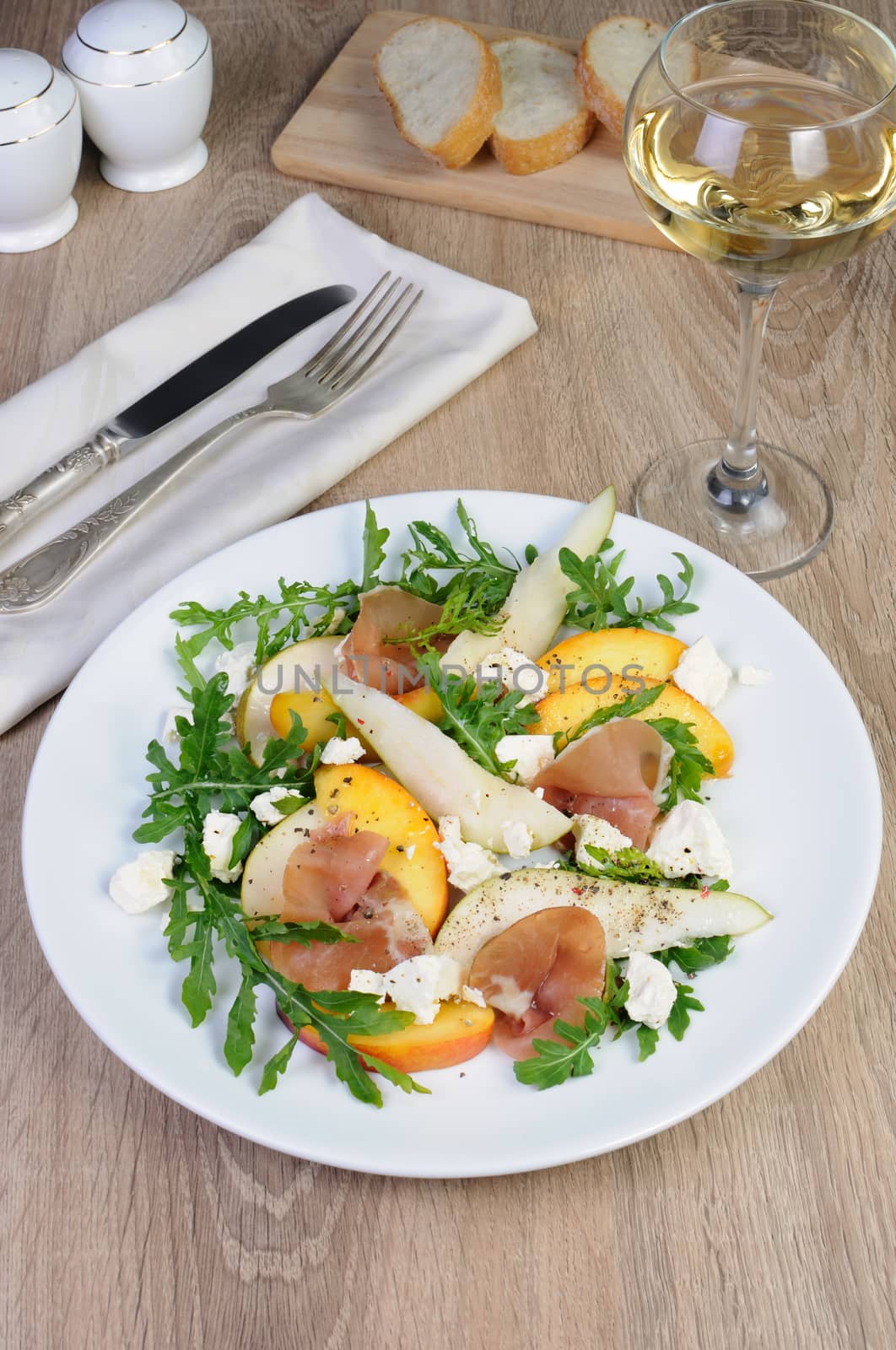 Light salad of pear, peach and ham, feta, arugula