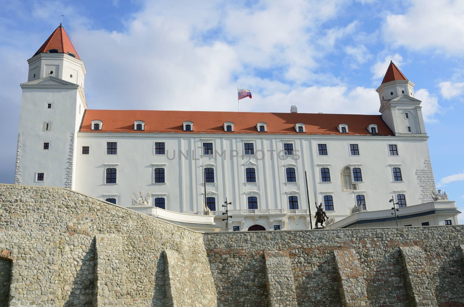 Bratislava Castle and wall by pauws99