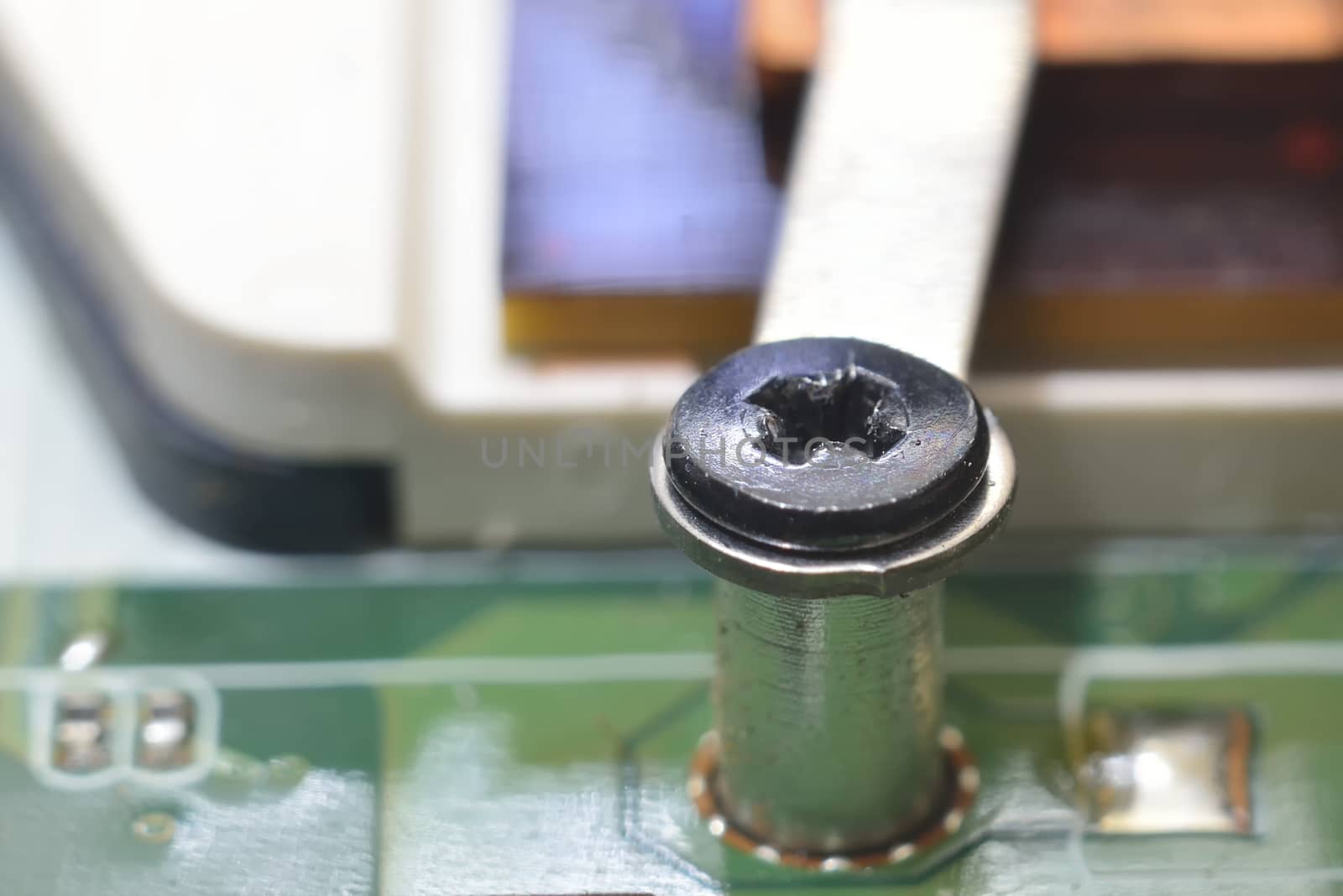 macro mounting radiator on motherboard (screw)