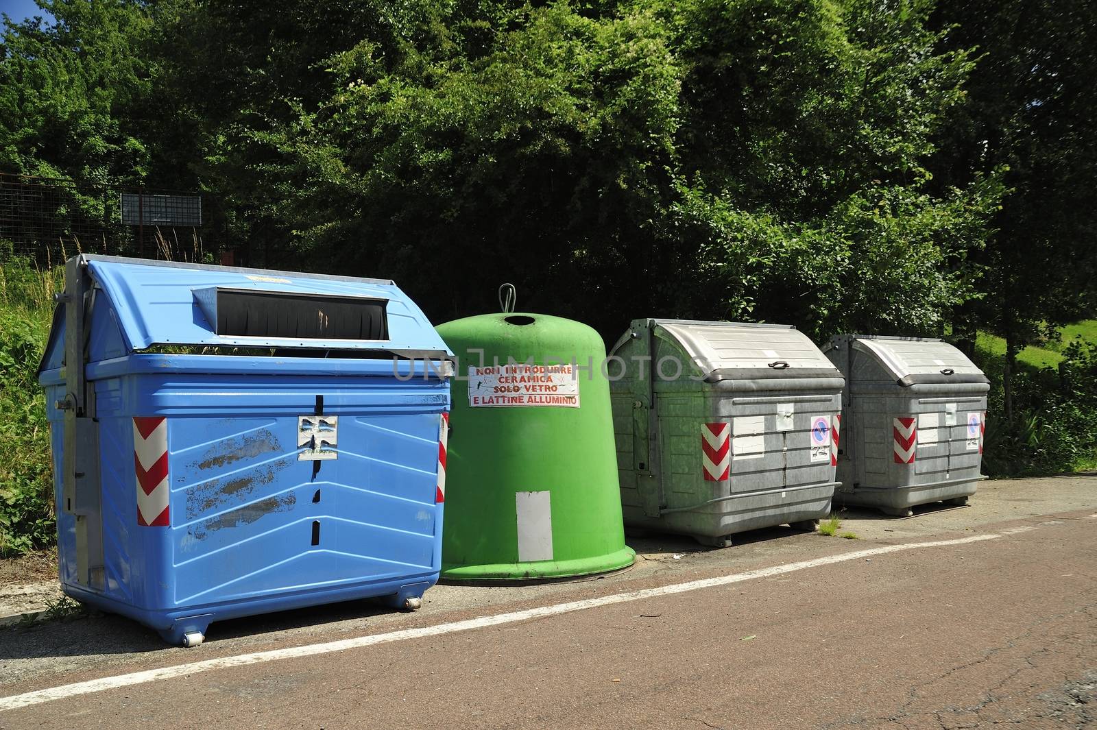 Trash cans at an Italian road.