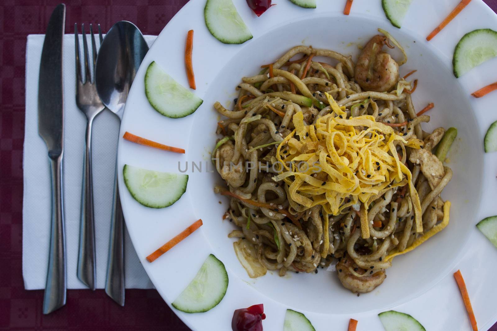 chinese noodles with omelette and vegetables