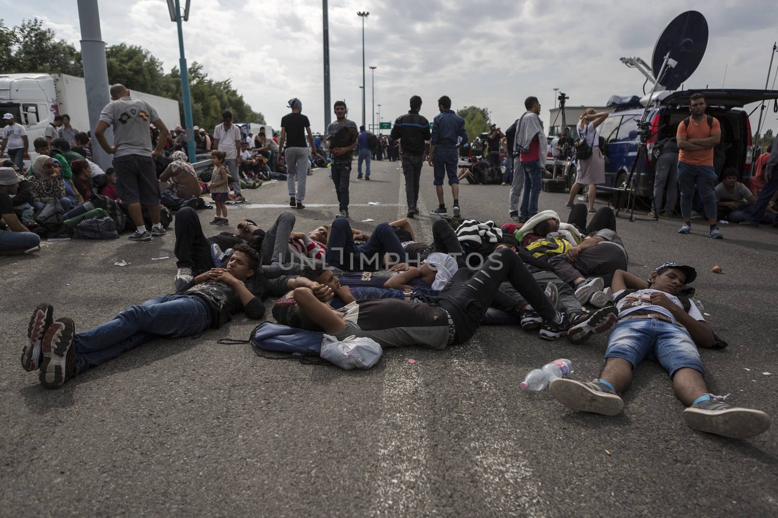 SERBIA-HUNGARY-REFUGEES by newzulu