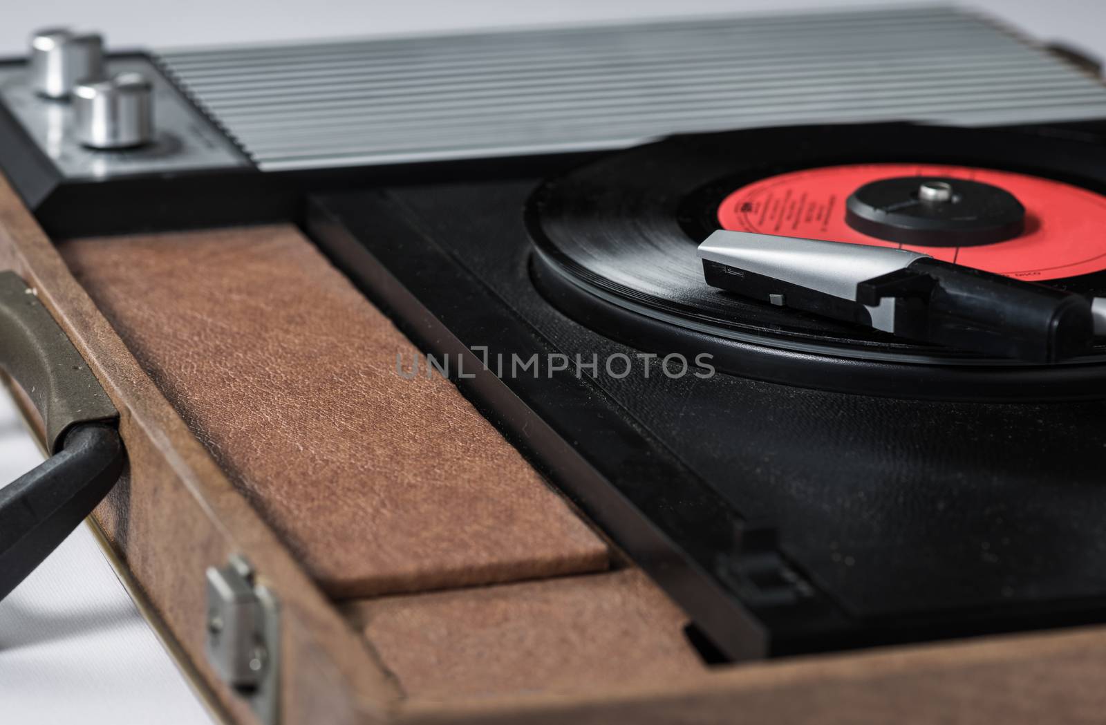 Record player desaturate by Robertobinetti70