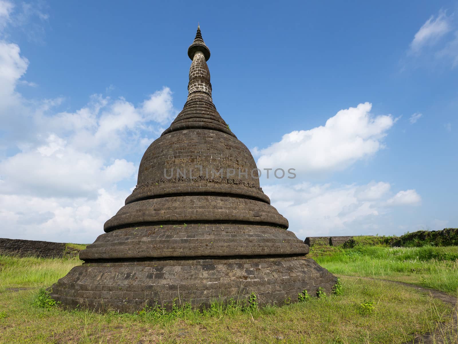 The main stupa of the Koe-thaung Temple, the temple of the 90,000 Buddhas, built by King Min Dikkha during the years 1554-1556 in Mrauk U, Rakhine State in Myanmar.